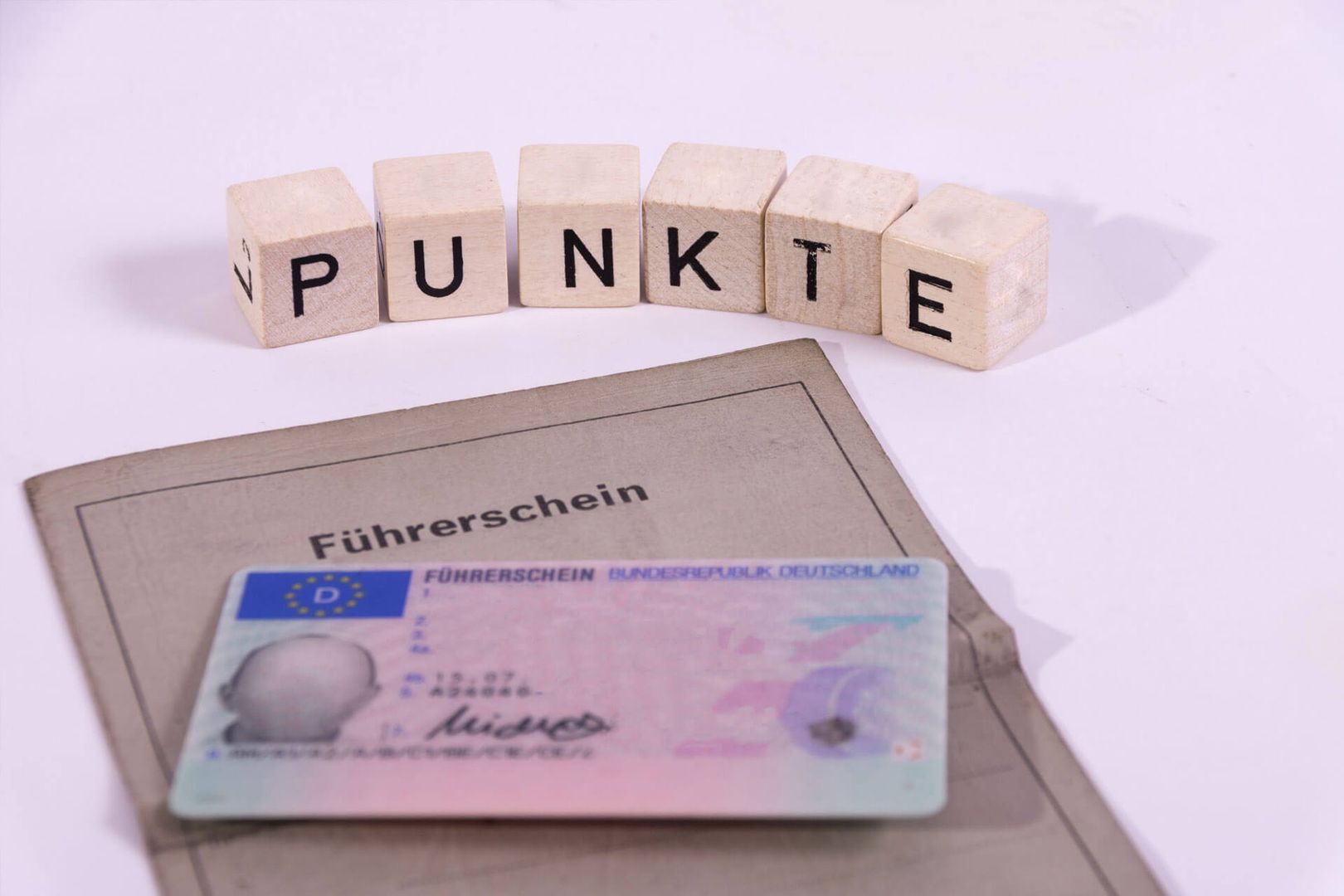Ein Führerschein und dekorative Buchstaben-Blöcke, die das Wort "Punkte" ergeben