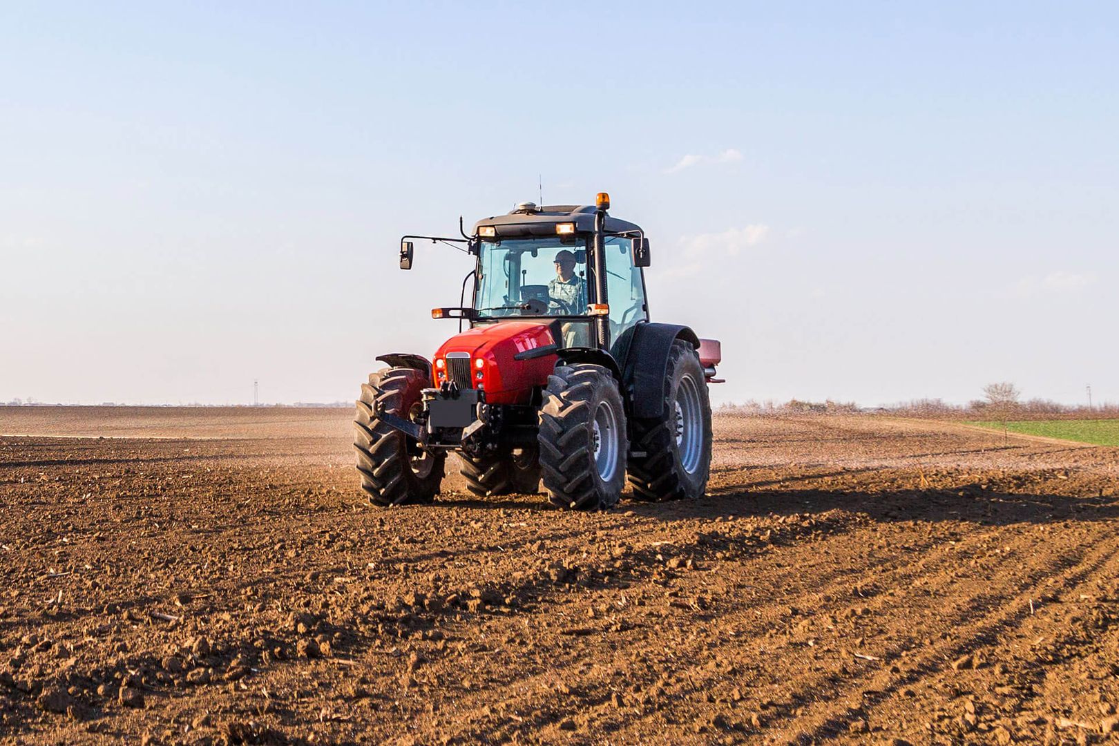 Ein roter Traktor auf einem Feld