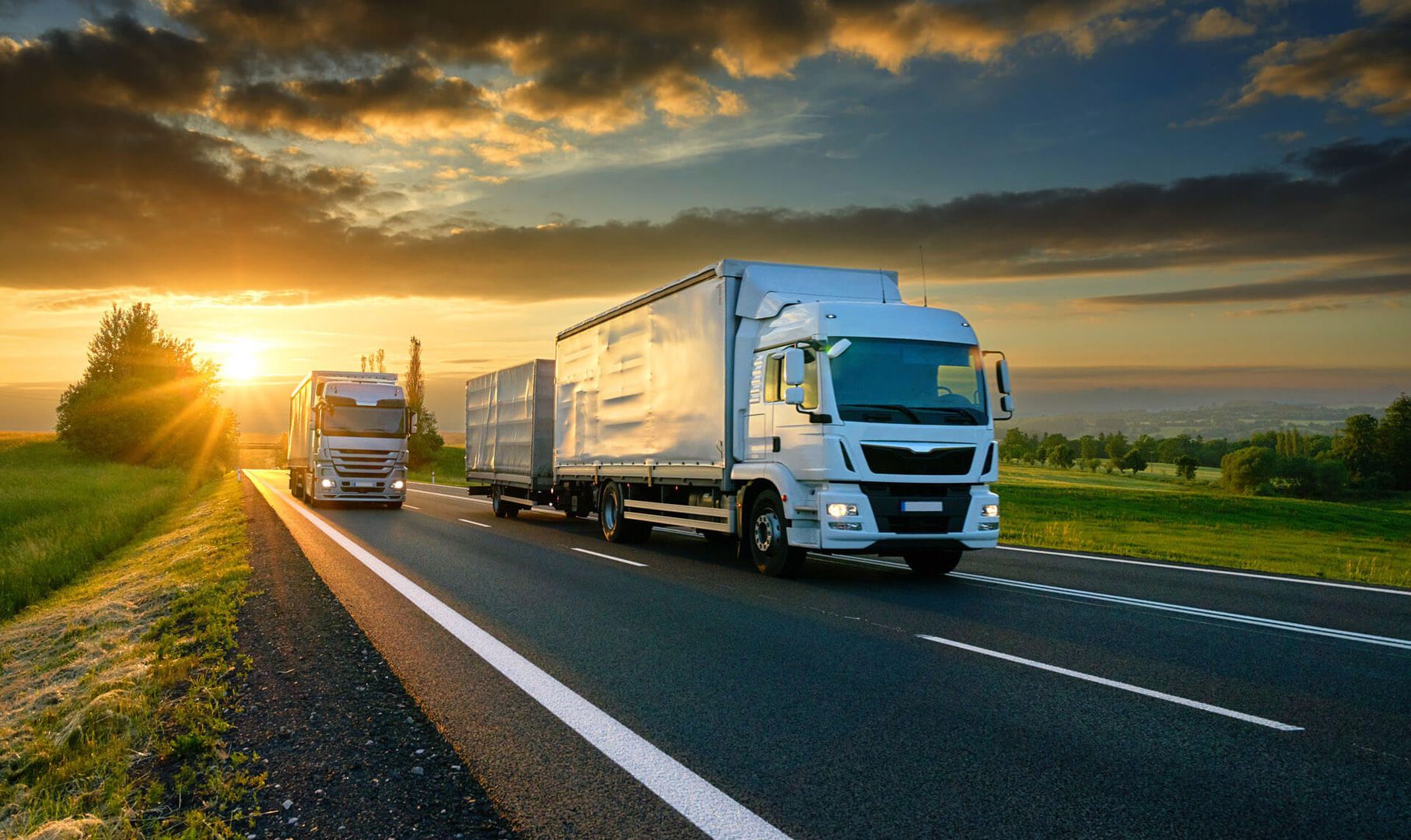 Zwei LKWs auf einer Schnellstraße