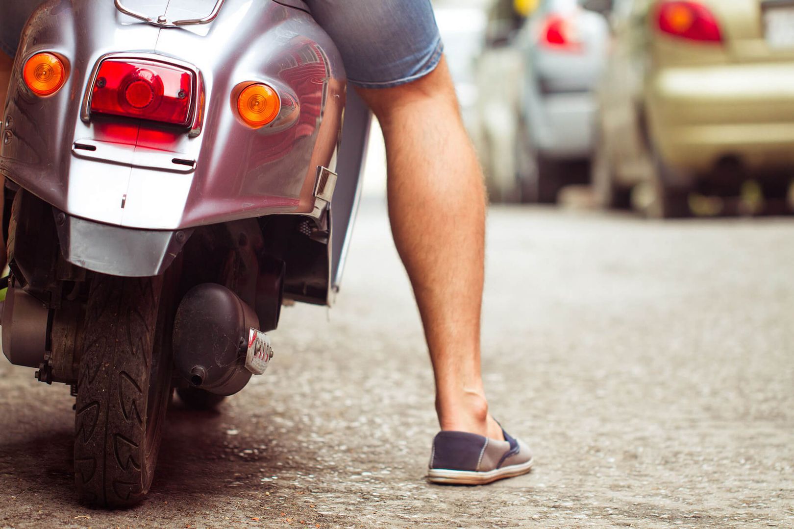 Eine Person auf einem Roller