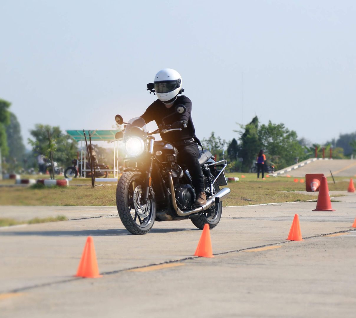 Ein Motorradfahrer auf einem Verkehrsübungsplatz
