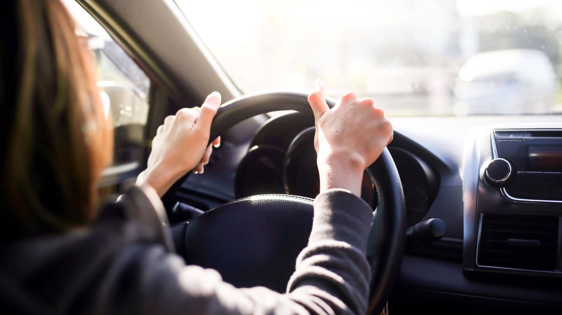 Eine Frau fährt Auto