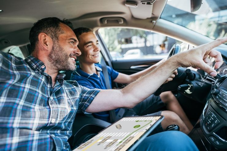 Ein Fahrlehrer und ein Fahrschüler bei einer Fahrstunde im Auto.