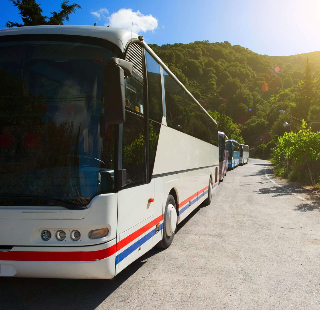Eine Reihe geparkter Busse